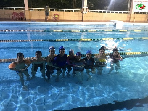 Hình ảnh lớp học bơi kèm nhóm dành riêng cho người lớn vào buổi tối ở Quận Bình Thạnh